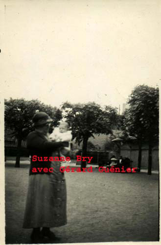 Bry (Suzanne Maertens epouse de Leon bry parent de Marie-thérese et Suzanne dans les bras Gérard Guénier).